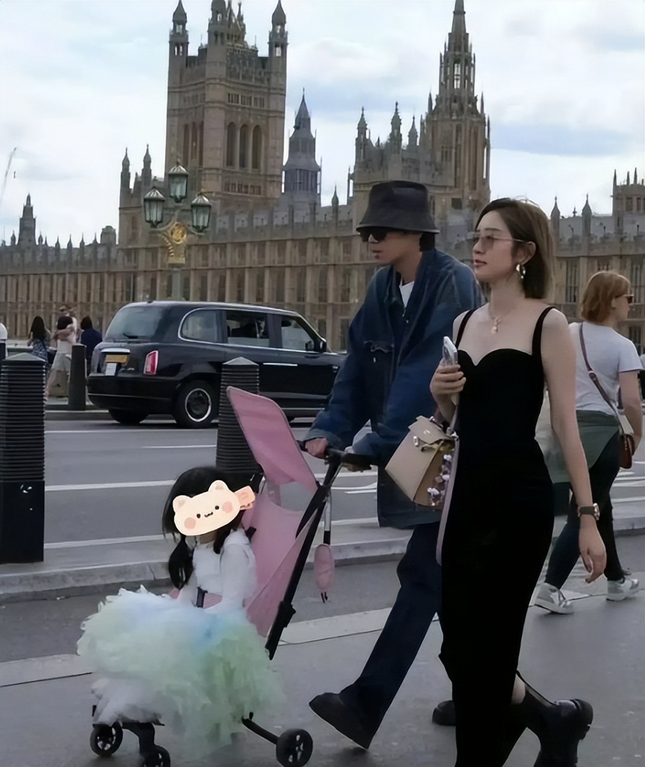 唐艺昕中秋在豪宅晒照！张若昀拍的老婆超美，穿粉裙拿花人比花娇