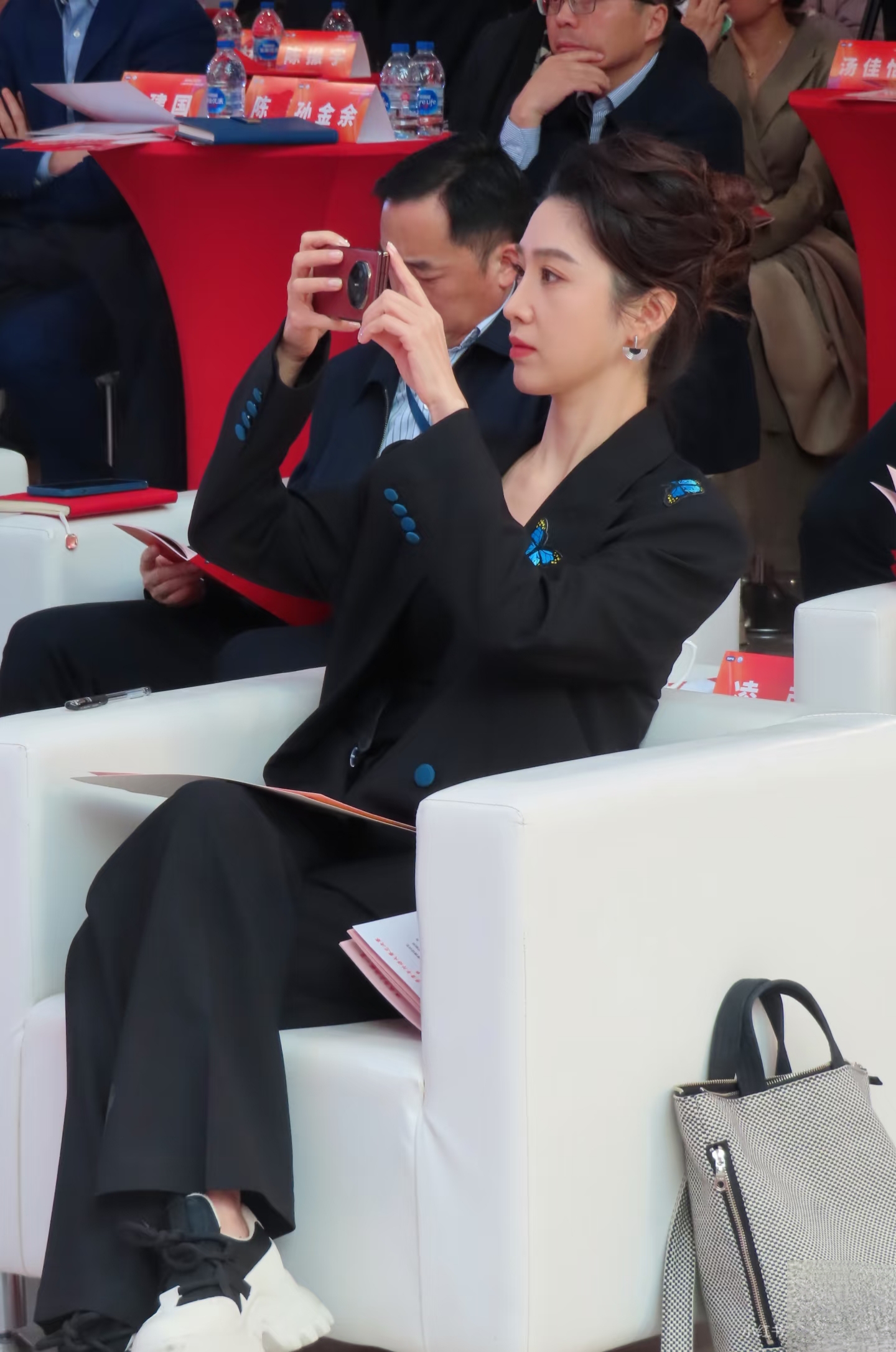 何卿以评委身份亮相外语大赛，简约正装干练雅致，气质温婉又专业