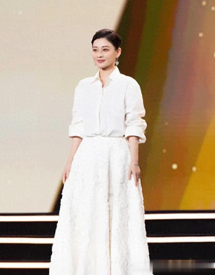 梅婷穿出了70后想要的高级感！白色衬衣+蕾丝半身裙 简约又显气质