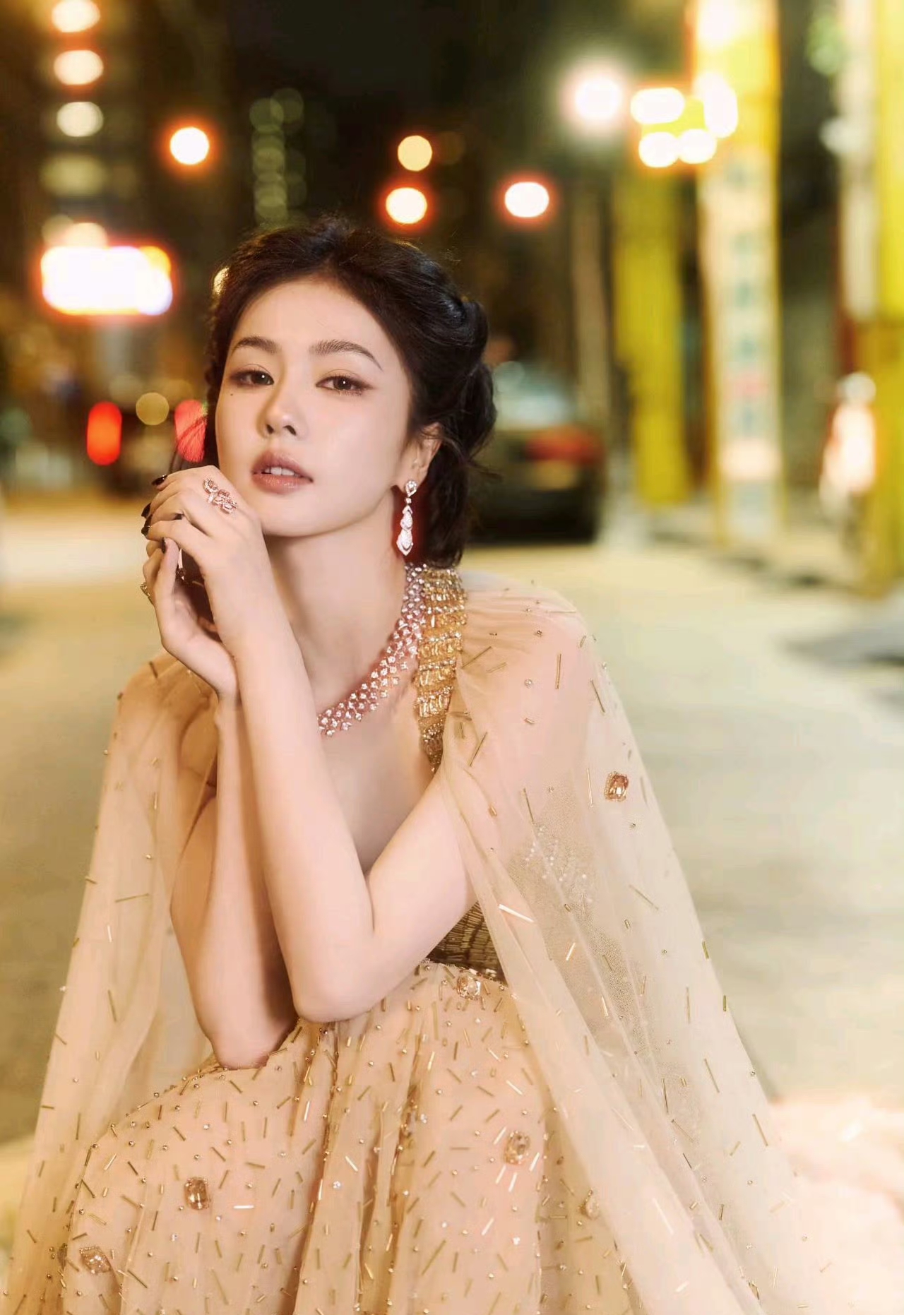 白鹿造型蜕变！抹胸裙收腰显曲线，甜与大气碰撞出成熟韵味