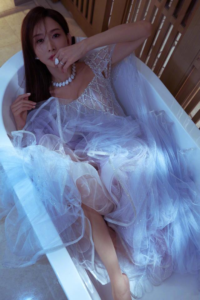 50岁林志玲晒近照，穿薄纱裙明艳动人，颜值身材逆生长好绝美