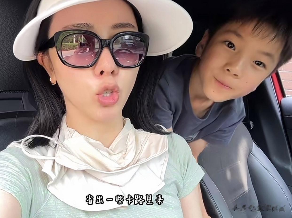 李思思也没想到，穿中式服装、不过圣诞节的自己，一夜获全网好评