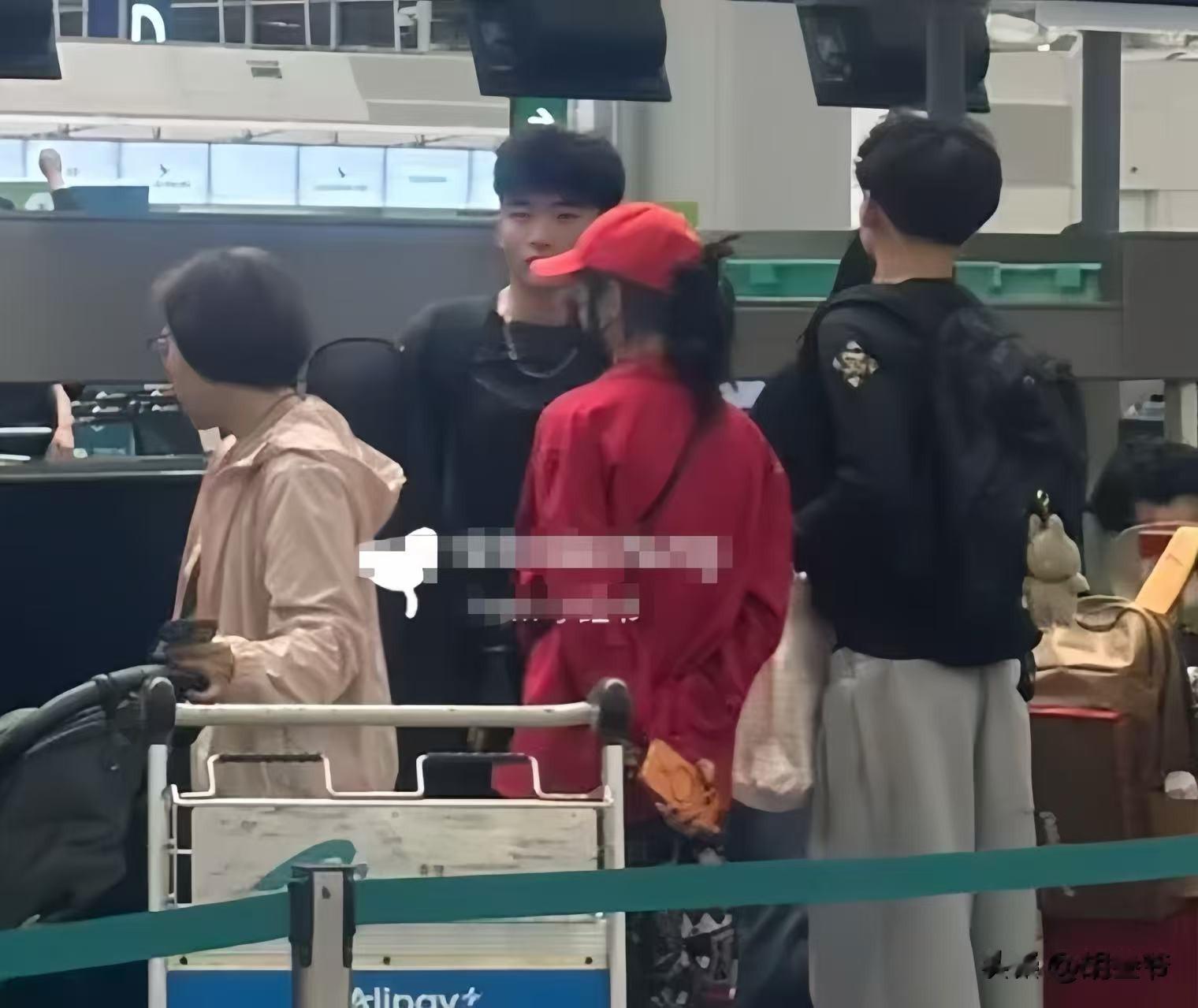 张柏芝带小儿子现身机场！胳膊戴满大金镯很阔气，把俩儿子留澳洲