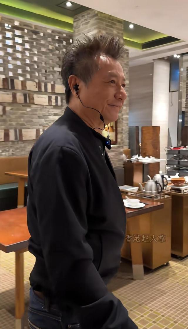 77岁老戏骨石修在香港,打扮朴素,腰板挺直,皮肤紧致没有老人味