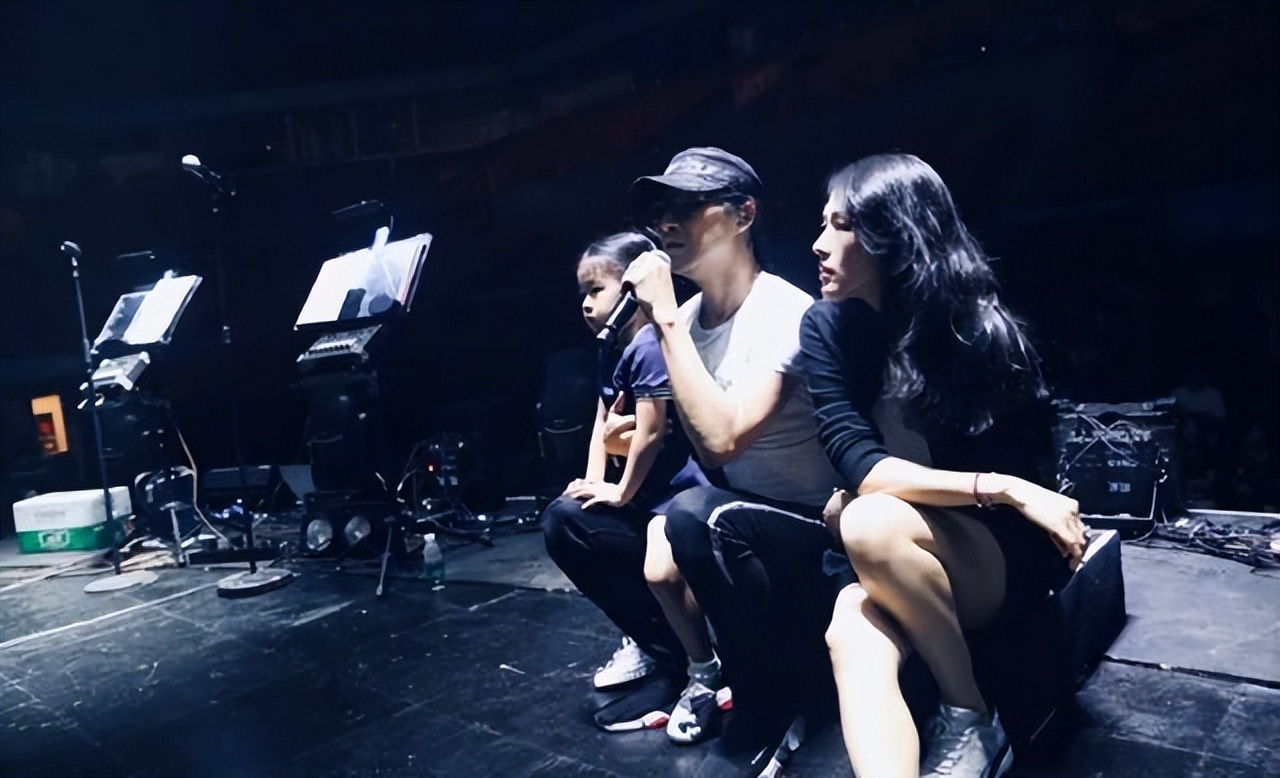 章子怡也没想到，自己辛苦养大的女儿，竟给前夫汪峰做了“嫁衣”