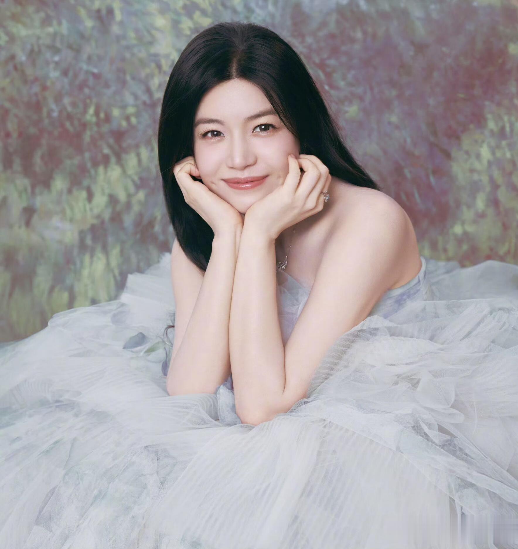 陈妍希分享星光大赏与众明星合照！搂着宋佳两位美女美得闪闪发光