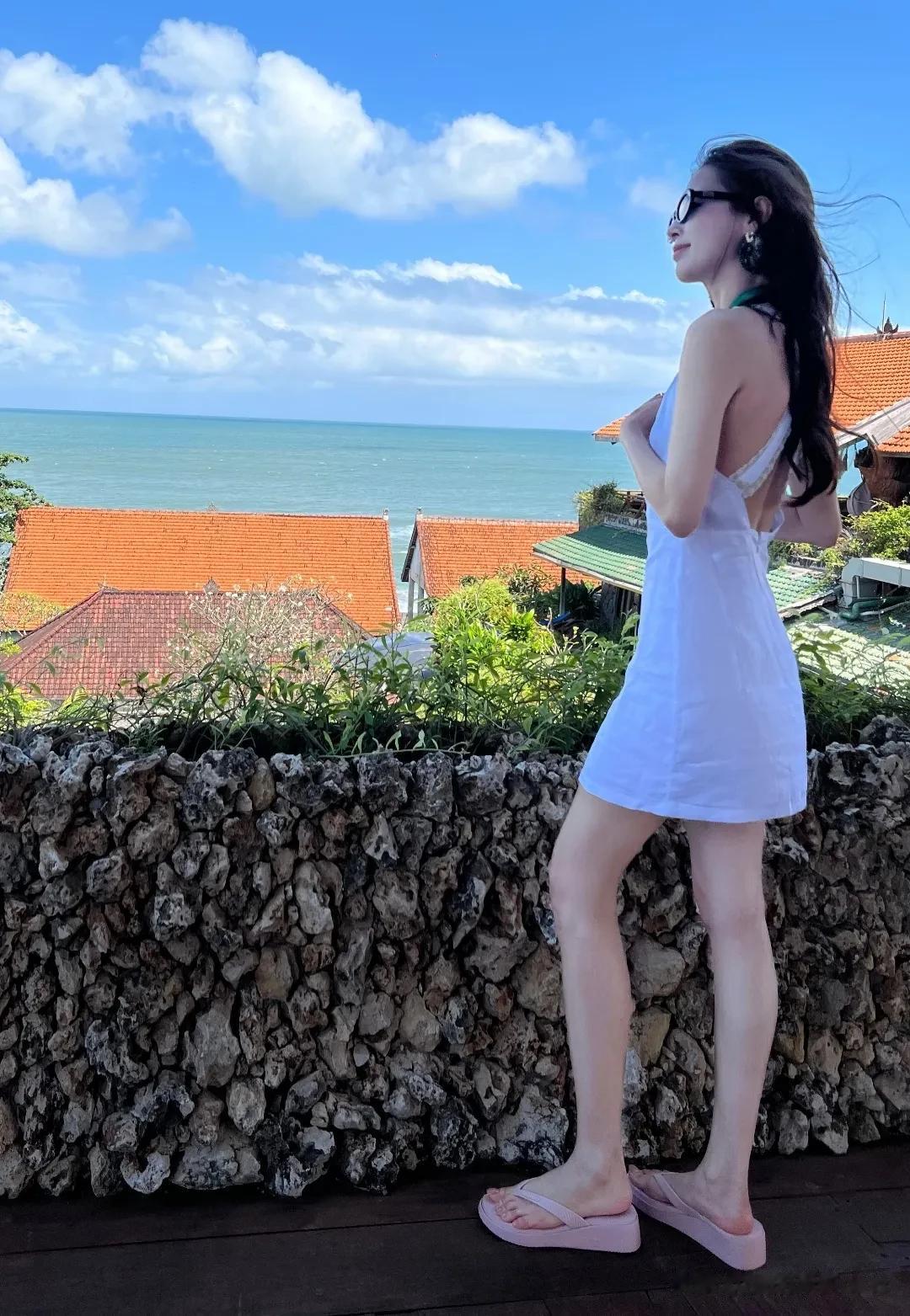 42岁黄圣依巴厘岛度假，又白又瘦美回巅峰期！杨子和俩娃都在日本