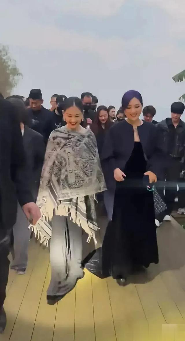 王子文披着迪奥围巾像裹着床单 虽五官漂亮 但个头矮小撑不住这气场