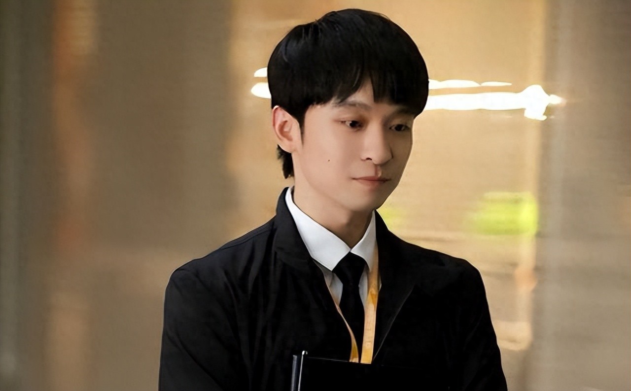 他是王京花独子，21岁成影帝，24岁当父亲，29岁离婚如今却遭群嘲