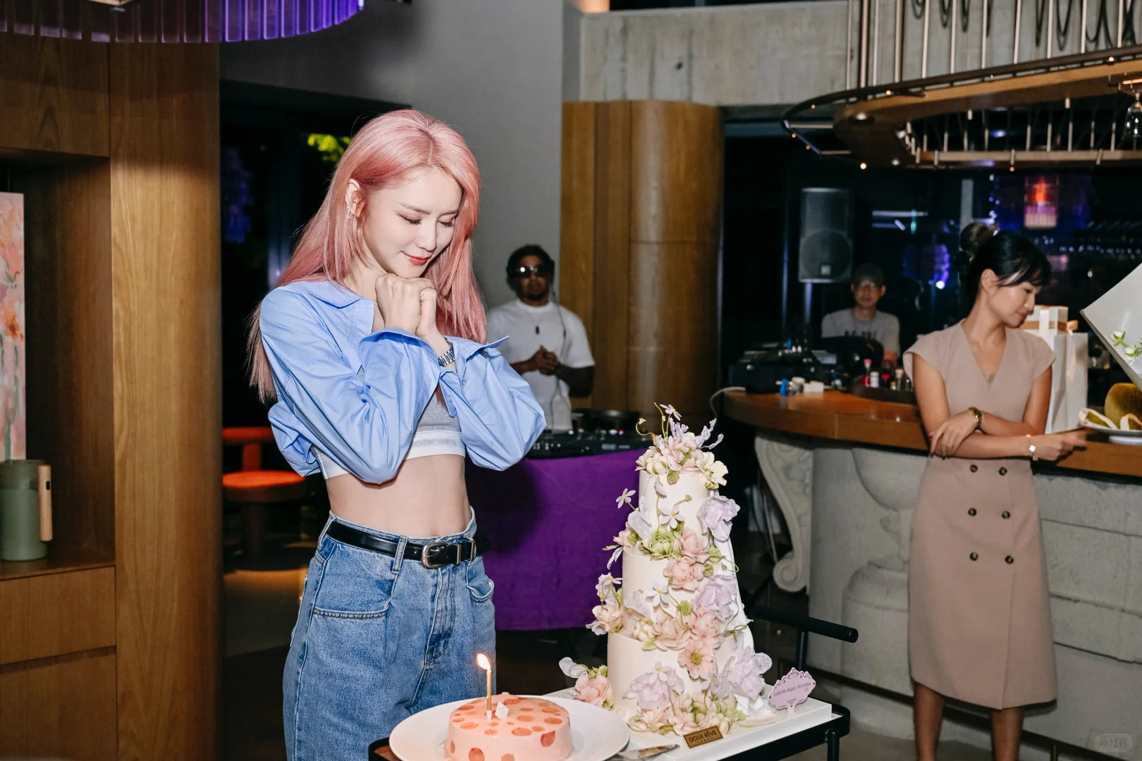 林峯为老婆庆祝35岁生日，张馨月穿着几年前旧衣服，打扮一言难尽