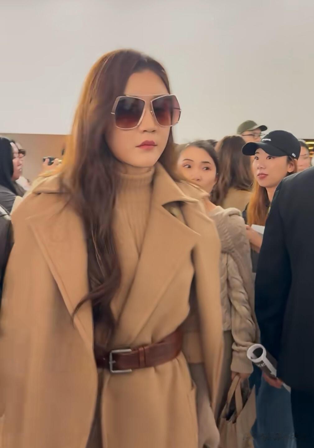 陈梦闪耀米兰秀场，穿束腰大衣搭配浪漫波浪卷，一颦一笑气场全开