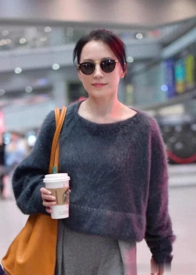 54岁俞飞鸿穿出了70后女性想要的高级感！灰色毛呢上衣时髦又洋气