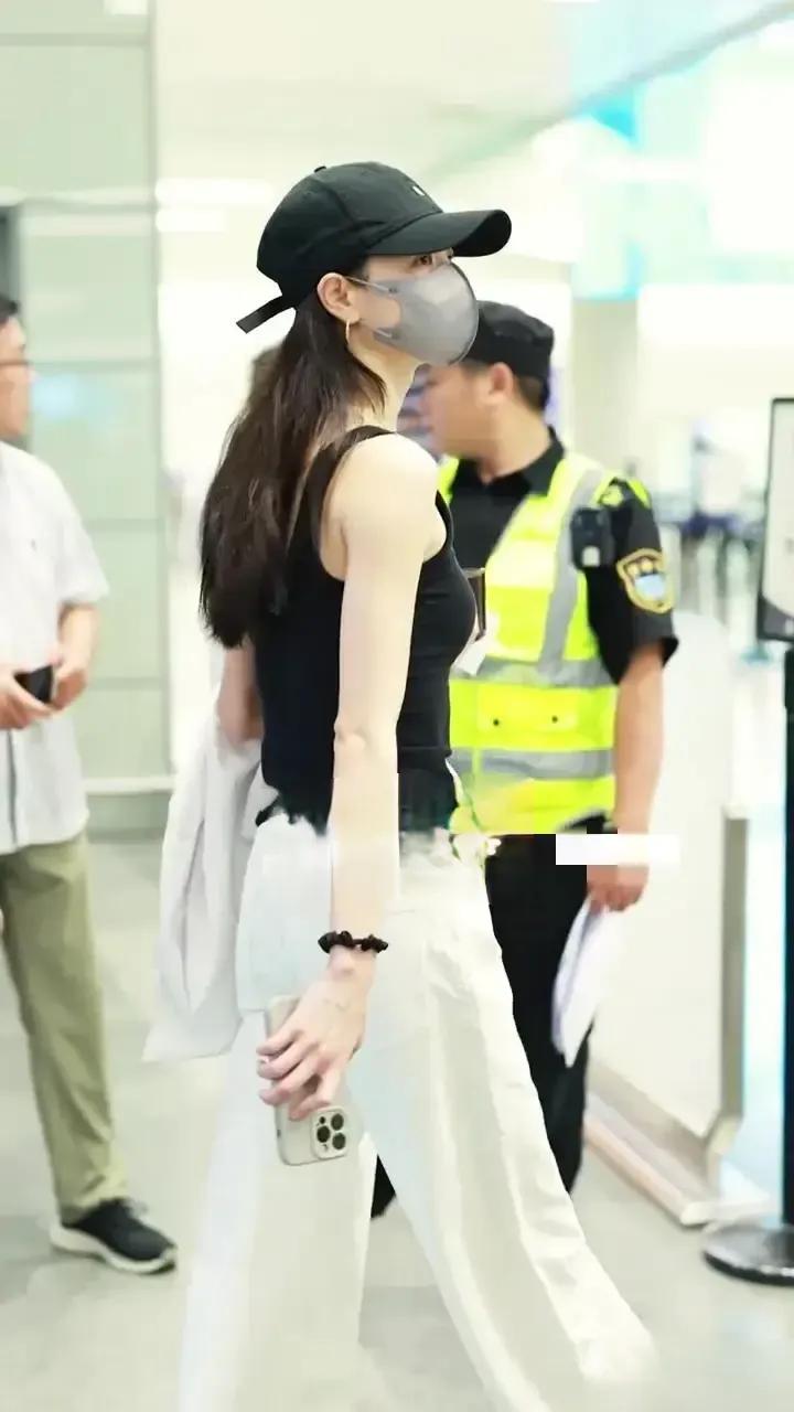 钟楚曦机场造型，黑白基础款穿出高级感，时尚感拉满