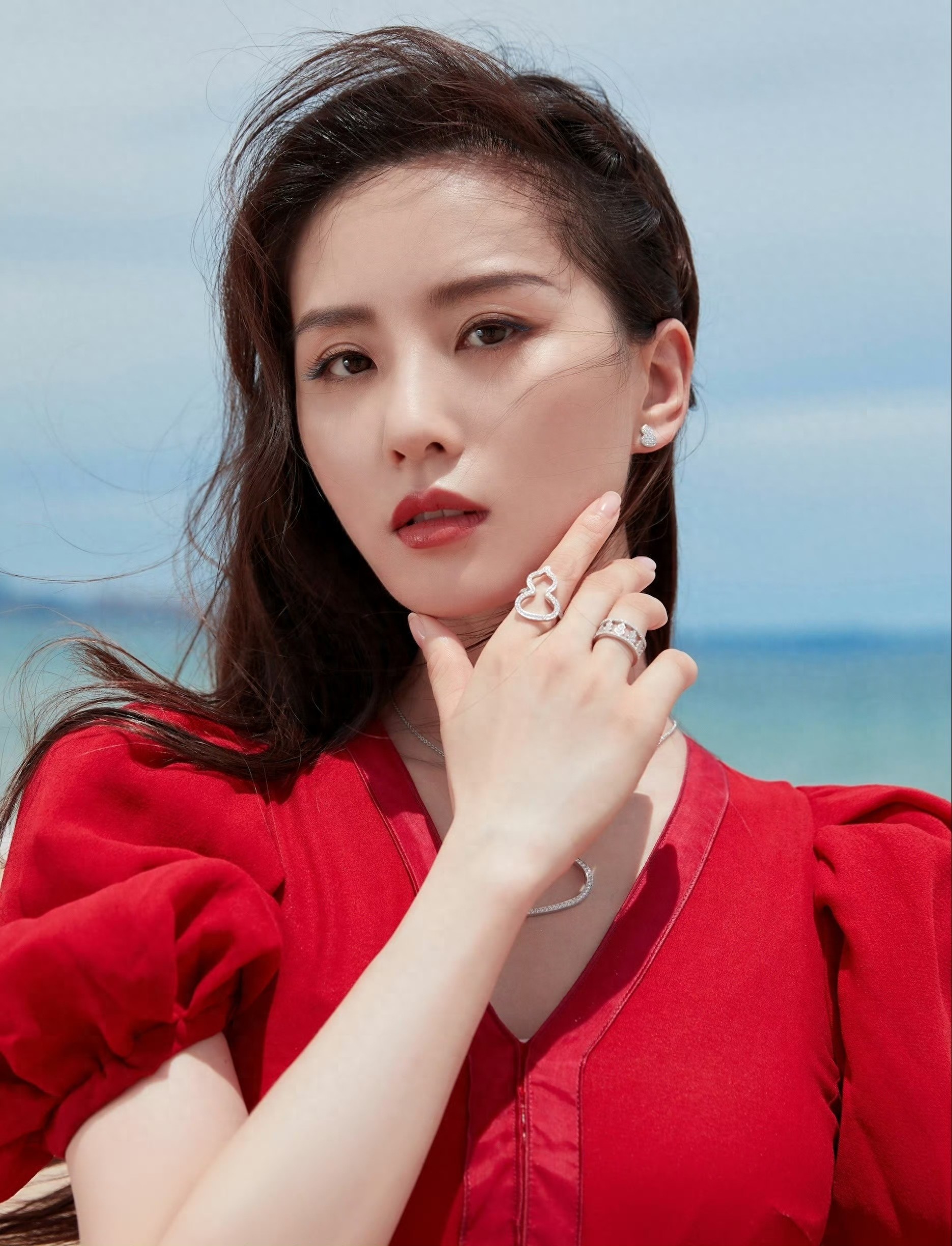 红裙与海:刘诗诗的松弛感美学