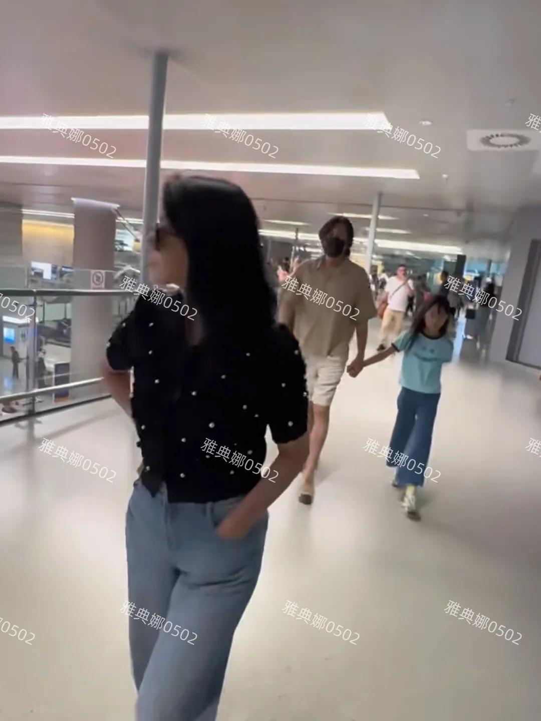 机场偶遇秦昊一家,伊能静身材发福本人不年轻,女儿长得像奶奶