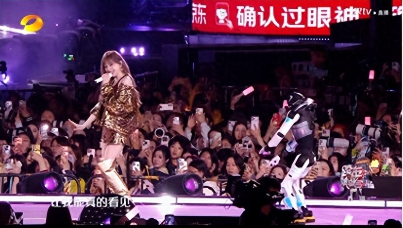 能文能武！智元首個機器人藝人天團亮相湖南衛視跨年演唱會