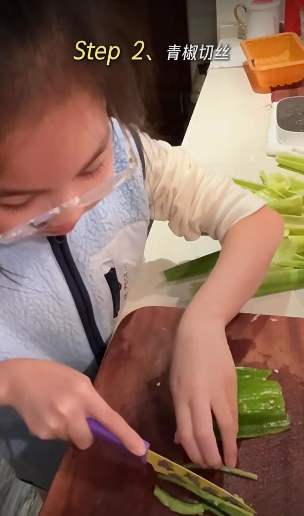 44岁朱丹回金华老家！穿水靴割茭白，吃大碗猪油面， 妈妈罕见露面