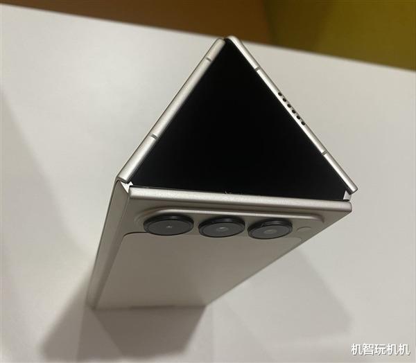 華為側目：第二款國產三折疊屏手機亮相！設計完全逆轉華為