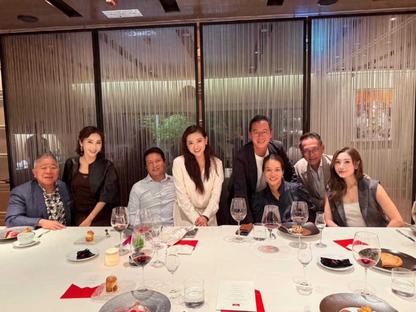 李嘉欣夫妇赴宴，跟三大富豪夫妻同桌只能坐边角，许晋亨像小老头