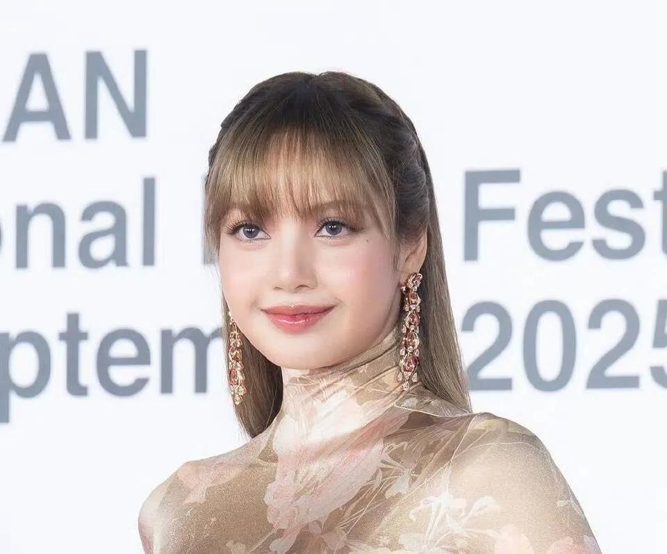 Lisa空降釜山电影节！高定配珠宝全场待遇最强，风头可比肩孙艺珍
