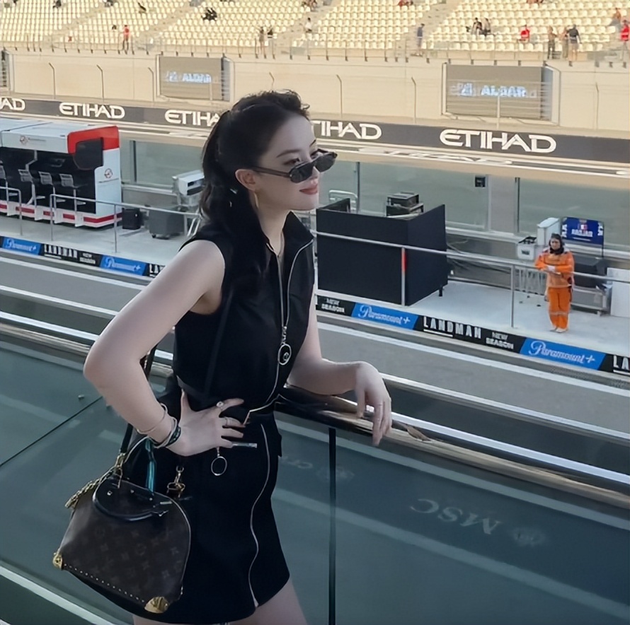 刘亦菲逛阿联酋博物馆！素颜脸色蜡黄头发凌乱，虎背熊腰小腿外翻