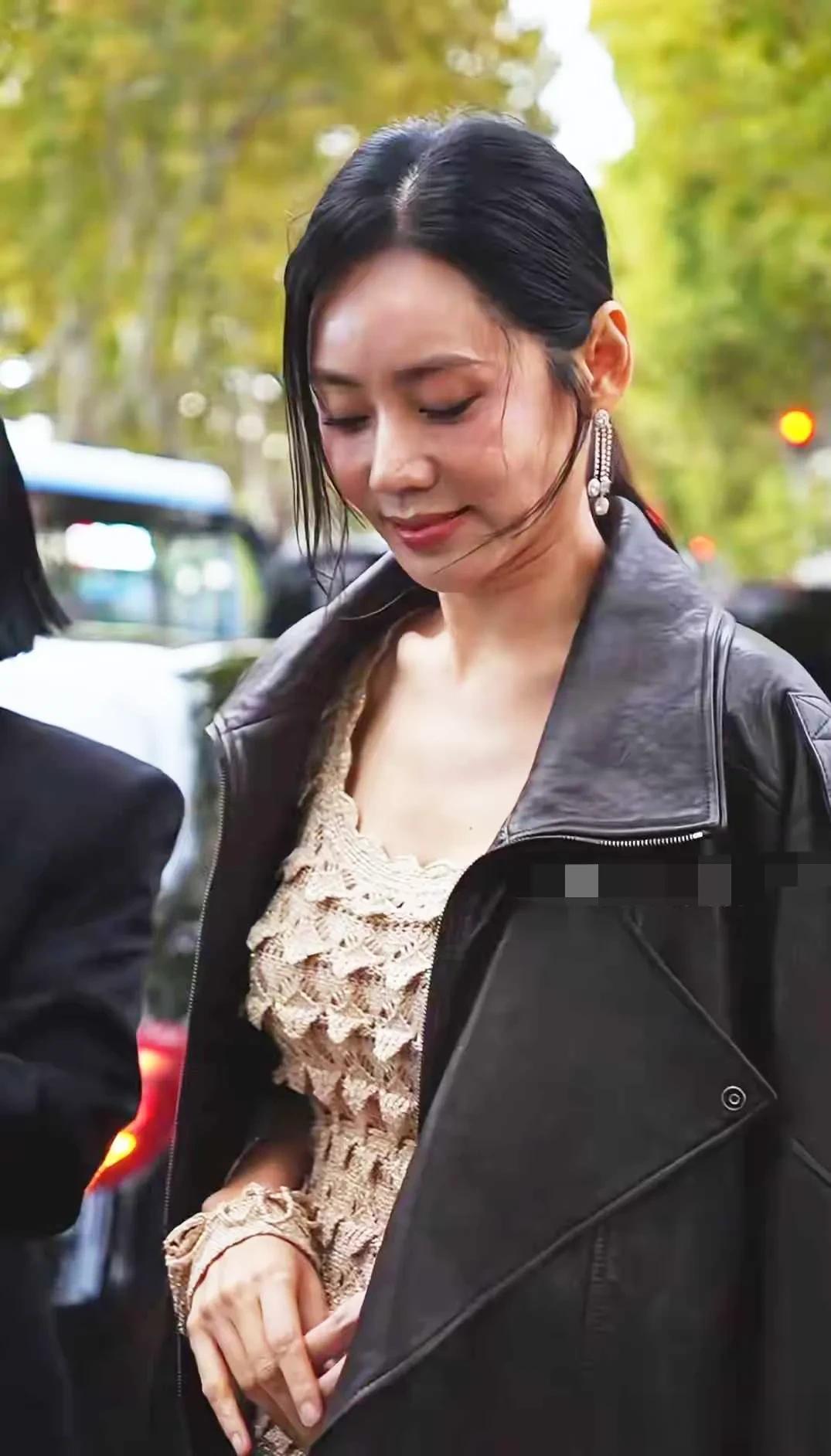 路人镜头下的秋瓷炫，虽然才46岁，但看上去真的有点显老！