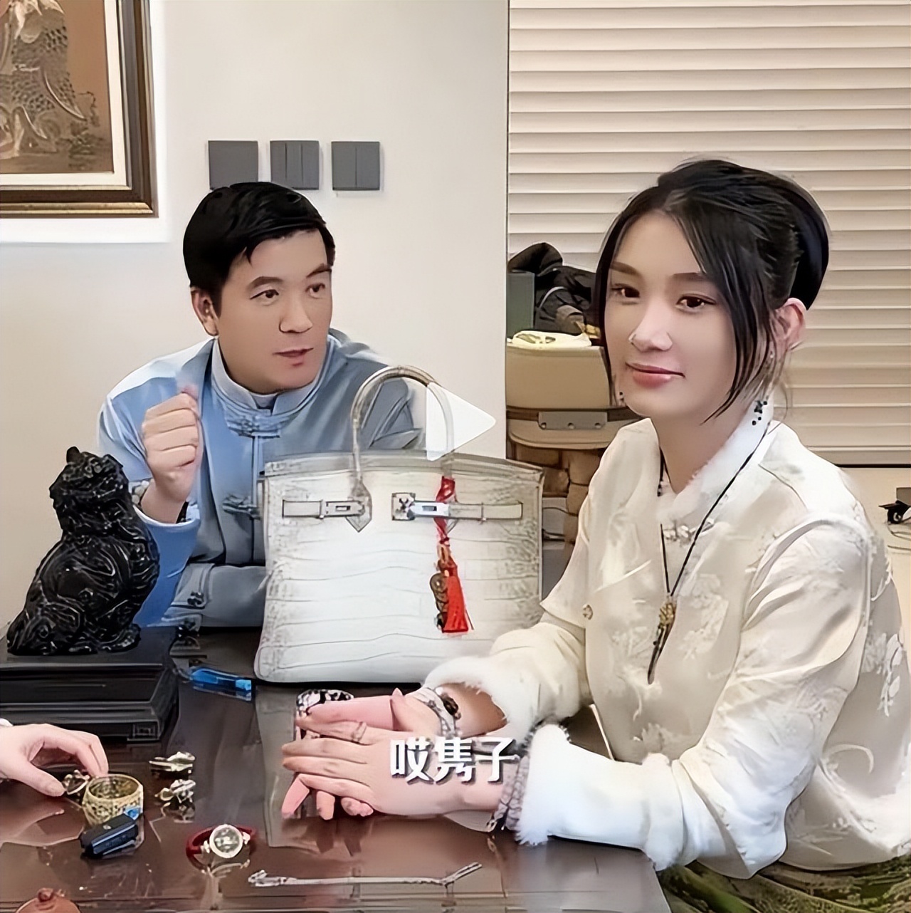 黄圣依离婚7个月后，扬子领小22岁女伴回豪宅！身份被扒早有预兆