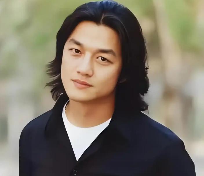 回应再婚才一天，李亚鹏再迎噩耗，事关女儿李嫣，王菲果真没说错