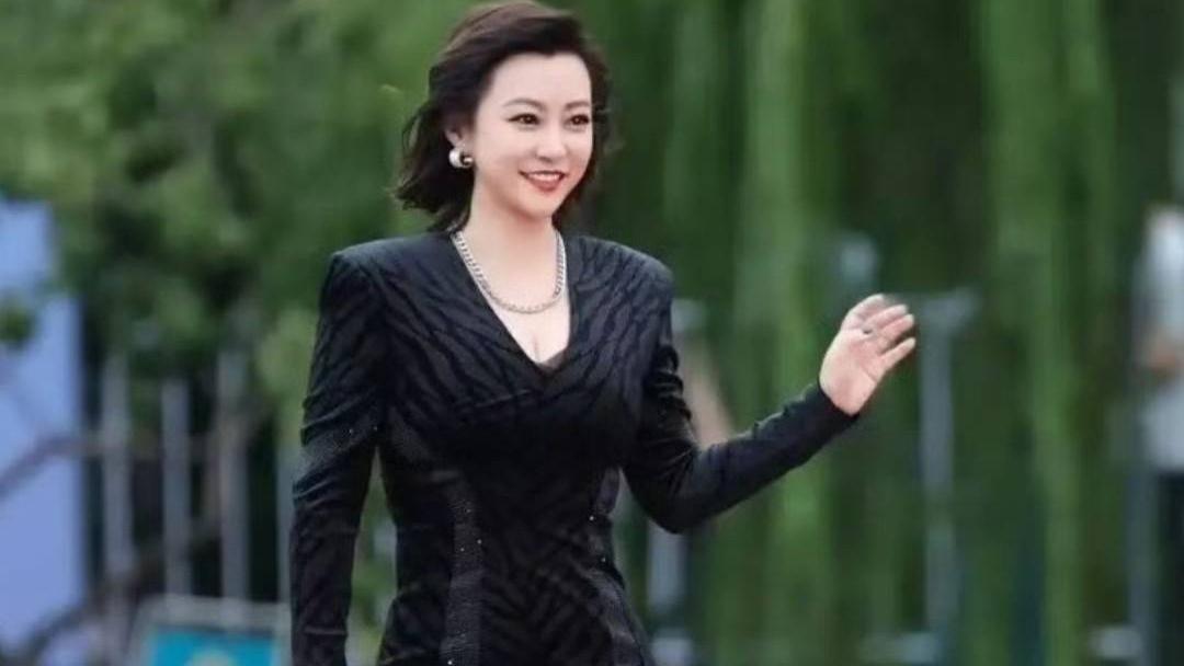 郝蕾瘦身成功！穿10厘米高跟鞋，整个人又瘦又有肉，这也太美了