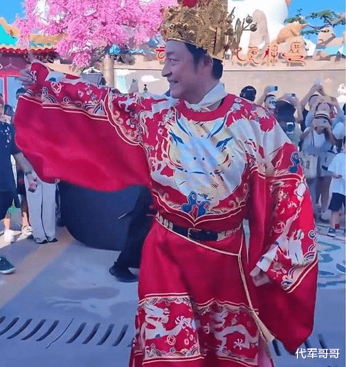 64岁马景涛近况曝光！与小21岁吴佳尼离婚，如今为养2个儿子四处奔波