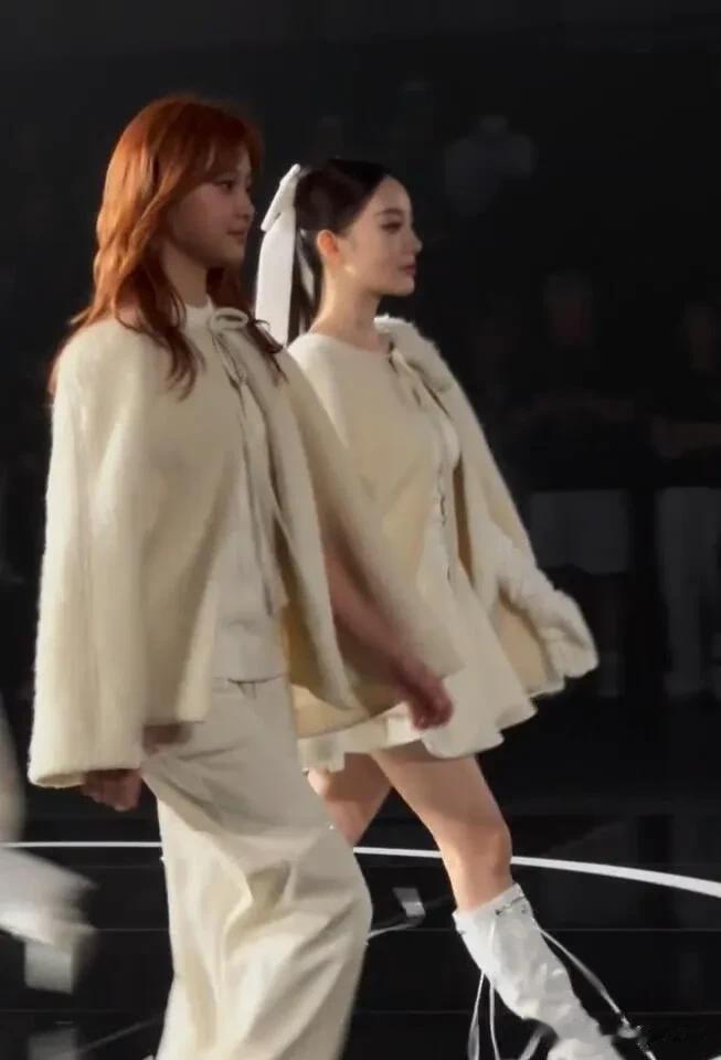 李小璐携甜馨走秀,李小璐一身公主穿搭,网友:母女俩造型穿反了
