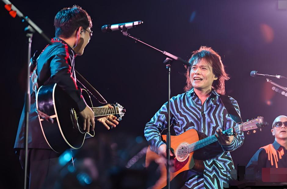 汪峰被嘲，一博主发图问：开演唱会都不照镜子吗？没有造型师吗？