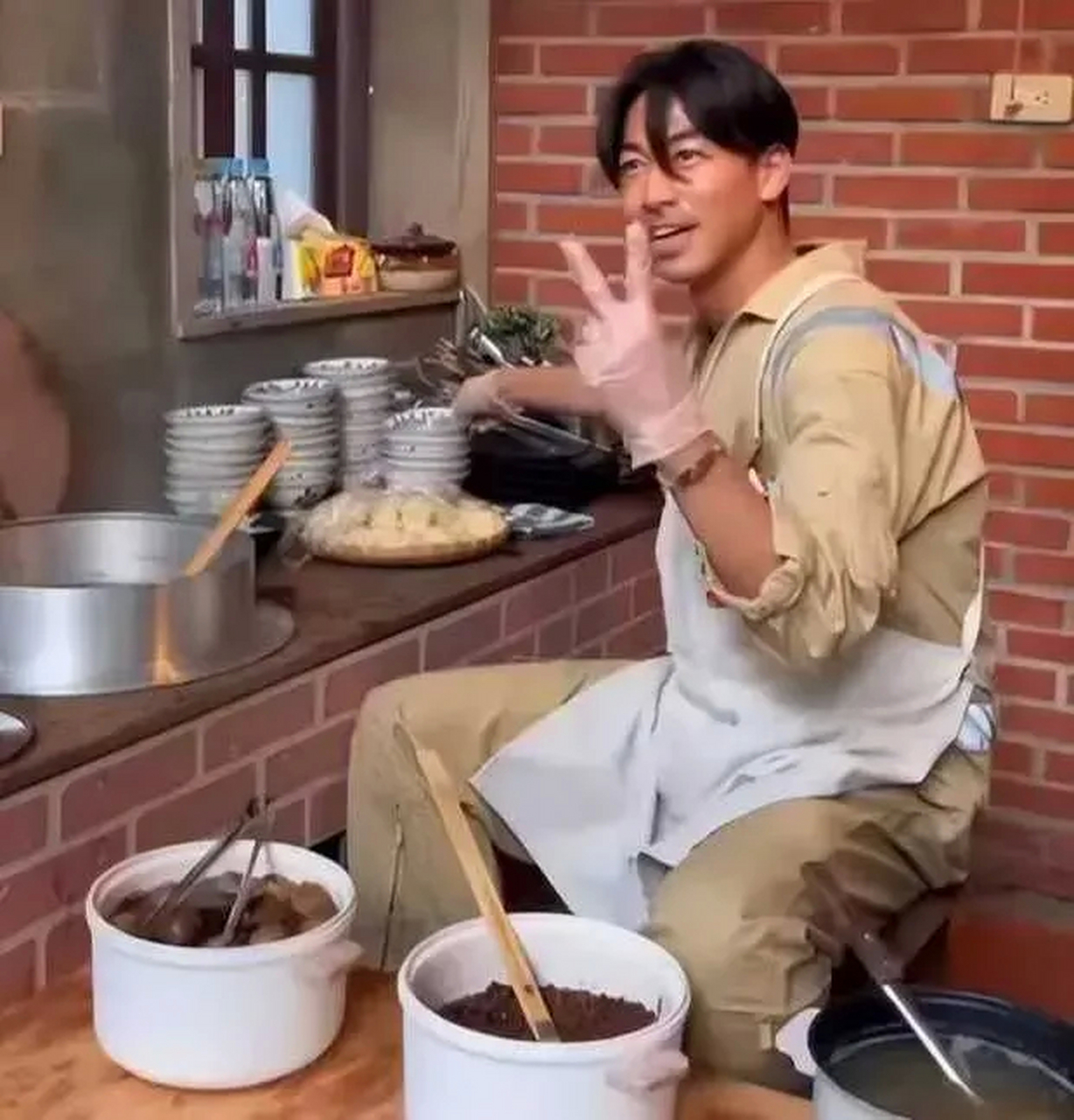 林志玲变化太大！晒海鲜大餐脖子前倾严重，嫁日本多年没有了自信