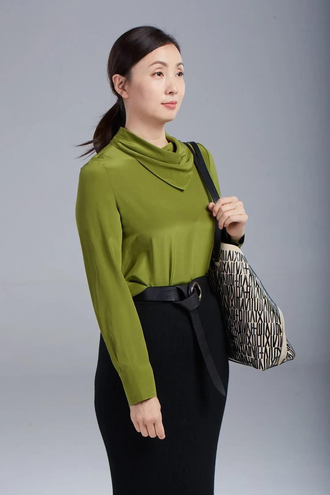 明星高清写真鉴赏|陶虹,橄榄绿缎面衫,解锁轻奢风穿搭