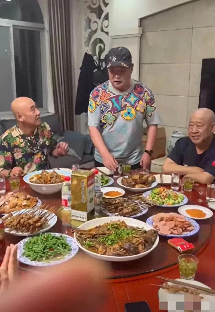 67岁迟志强在杜旭东家聚餐，茅台当水成箱喝