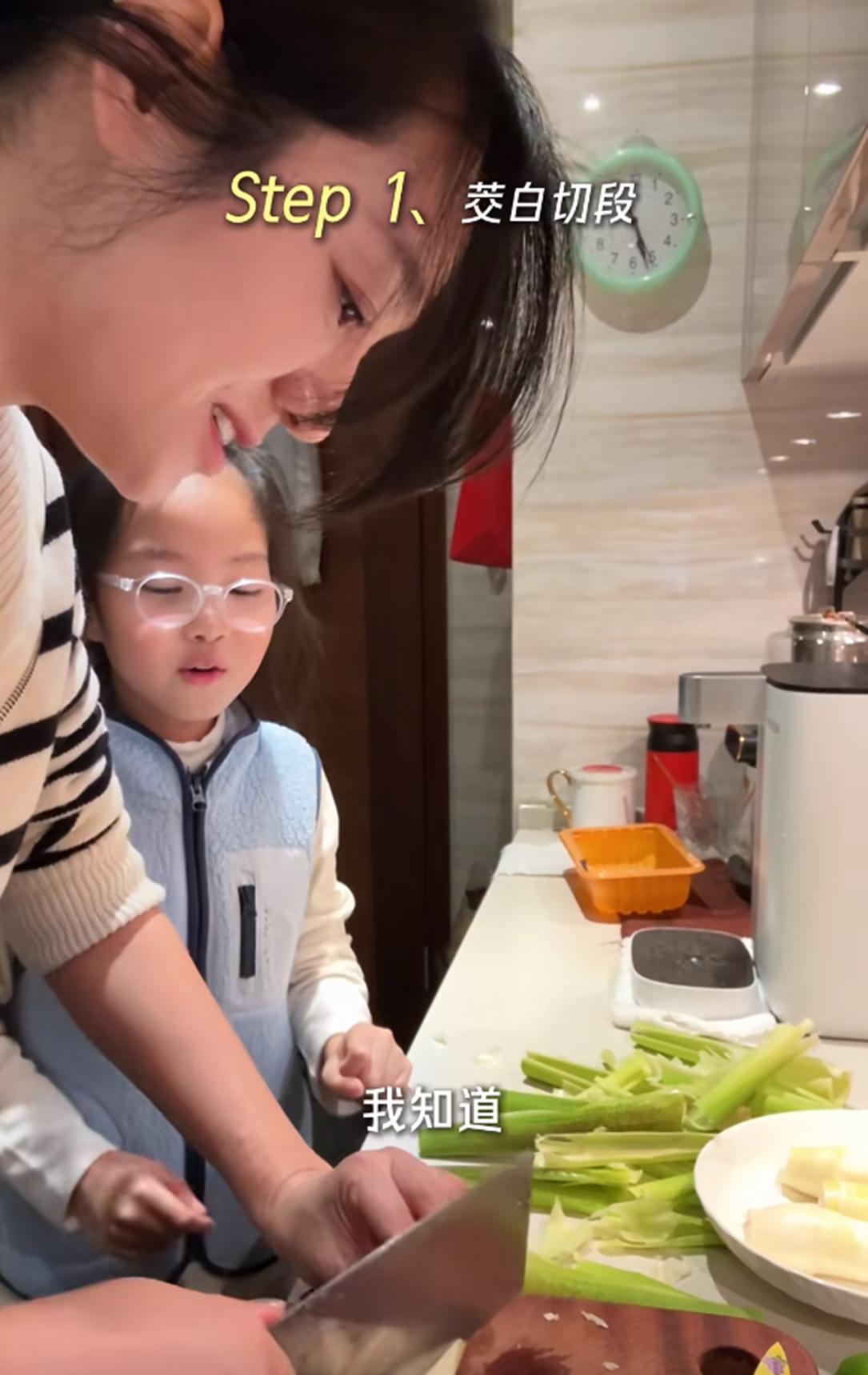 44岁朱丹回金华老家！穿水靴割茭白，吃大碗猪油面， 妈妈罕见露面