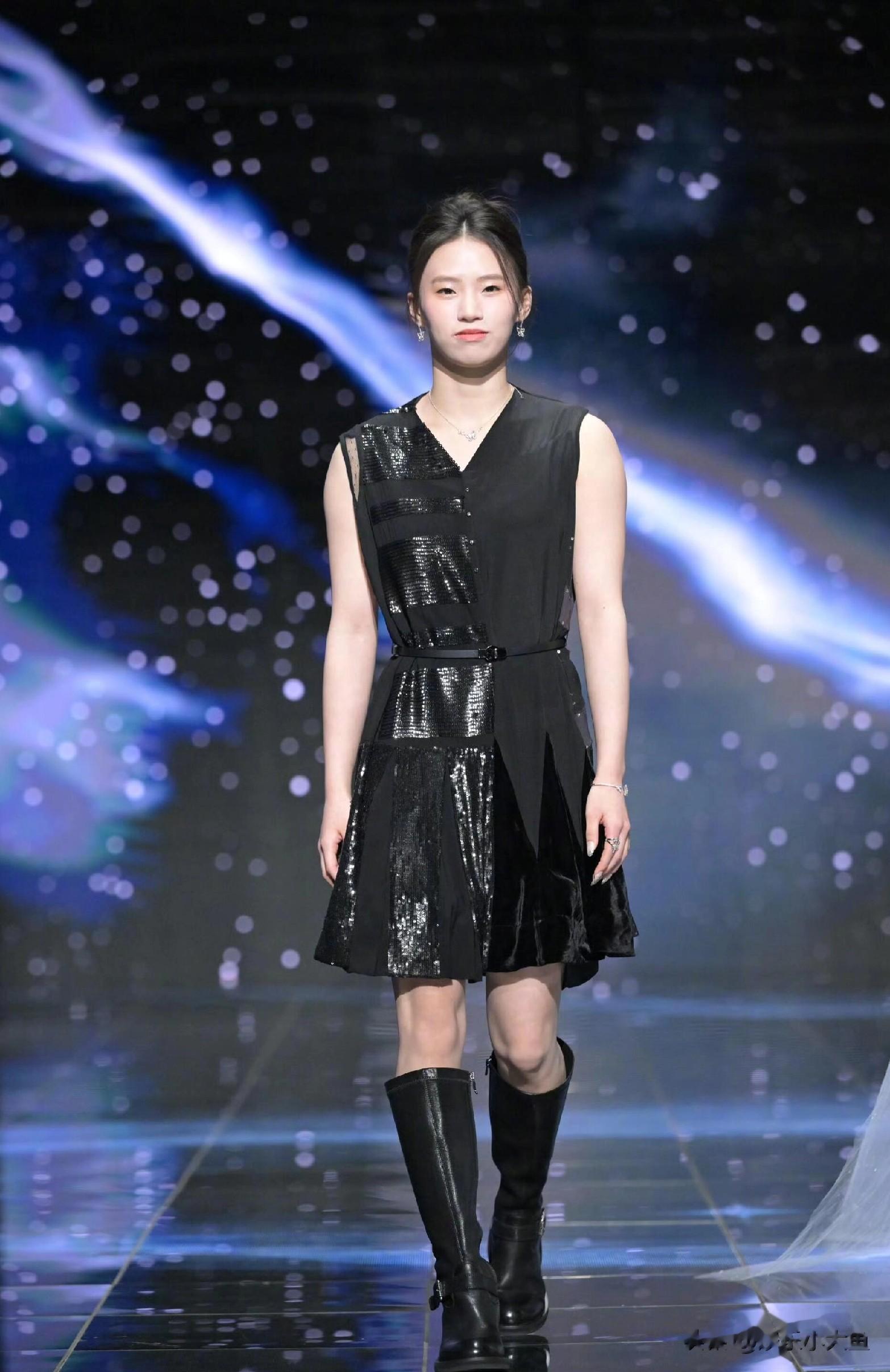 陈芋汐亮相微博之夜活动，穿黑色连衣裙蝴蝶耳环点缀 颜值不输明星