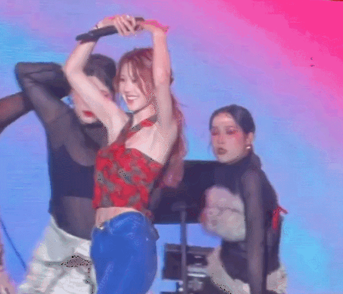 赵露思音乐节狂嗨引热议！抑郁症康复后判若两人