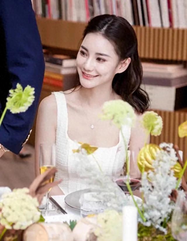 汪小菲夫妻参加表妹婚礼:马筱梅穿黑裙,打扮低调