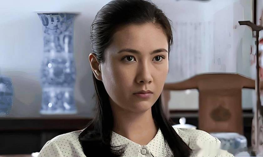 边潇潇现状:转行直播带货,44岁看着像24岁,11岁大女儿又高又美