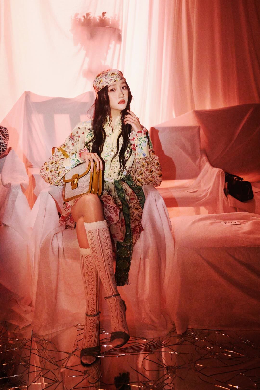 关晓彤深夜健身被偶遇!172cm长腿穿瑜伽裤,素颜状态美到认不出