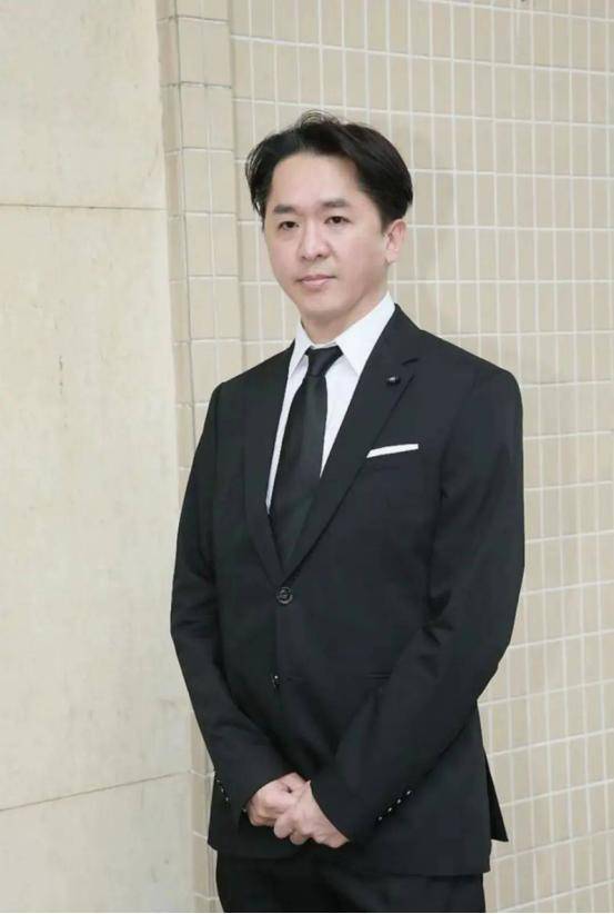 TVB“现代韦小宝”撇下三位女友，街头相亲