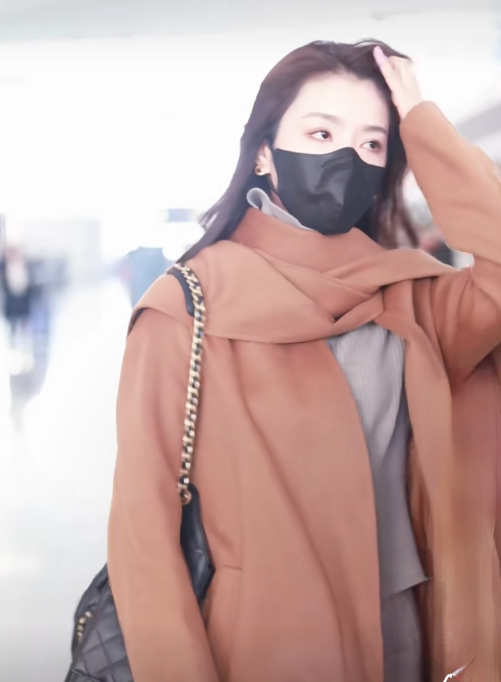 李云霄杭州机场出发，驼色大衣搭针织内搭，温婉大气颜值亮眼