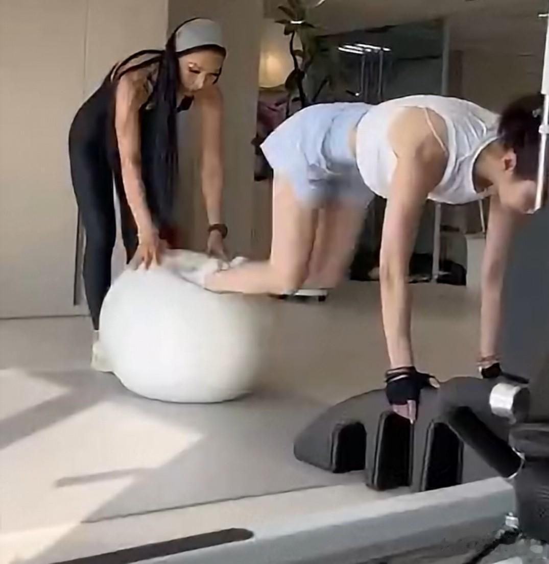 同框暴击！李纯杨幂健身房偶遇，自律女神的碰撞太绝了