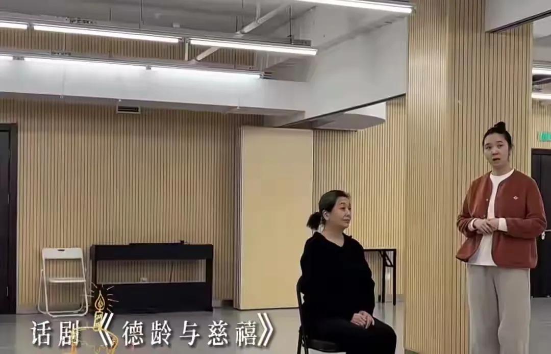 58岁江珊剧组庆生获惊喜!弯腰致意显谦逊,体重被指160斤引热议