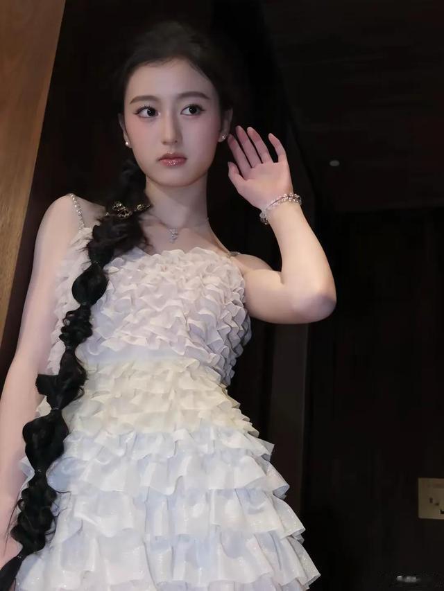 不敢相信才15岁的裴佳欣就如此粉嫩诱惑！她家里人支持吗？