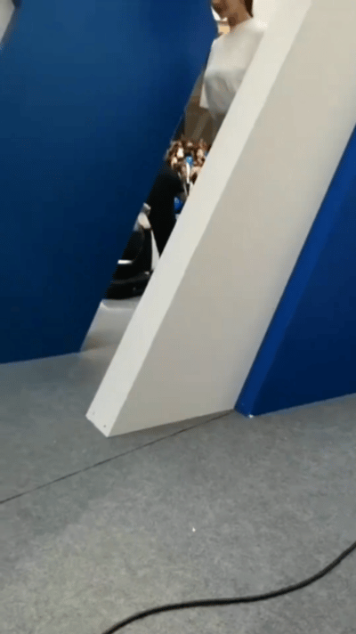 杨幂一件普通白色T恤，搭配灰色裙子出席活动，身材那叫一个凸显