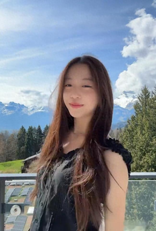 小四月，终是为父母的失败婚姻买单，年仅15岁看起来比母亲还成熟