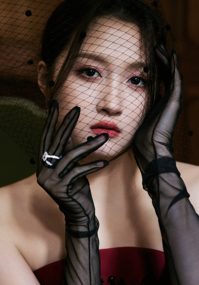 关晓彤：红裙盛绽，无畏流言