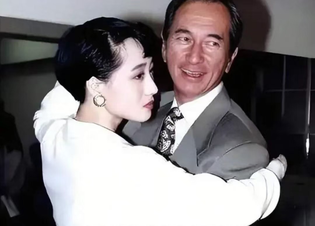 看了利智和何鸿燊合影,再看她和李连杰合影,生理性喜欢显而易见